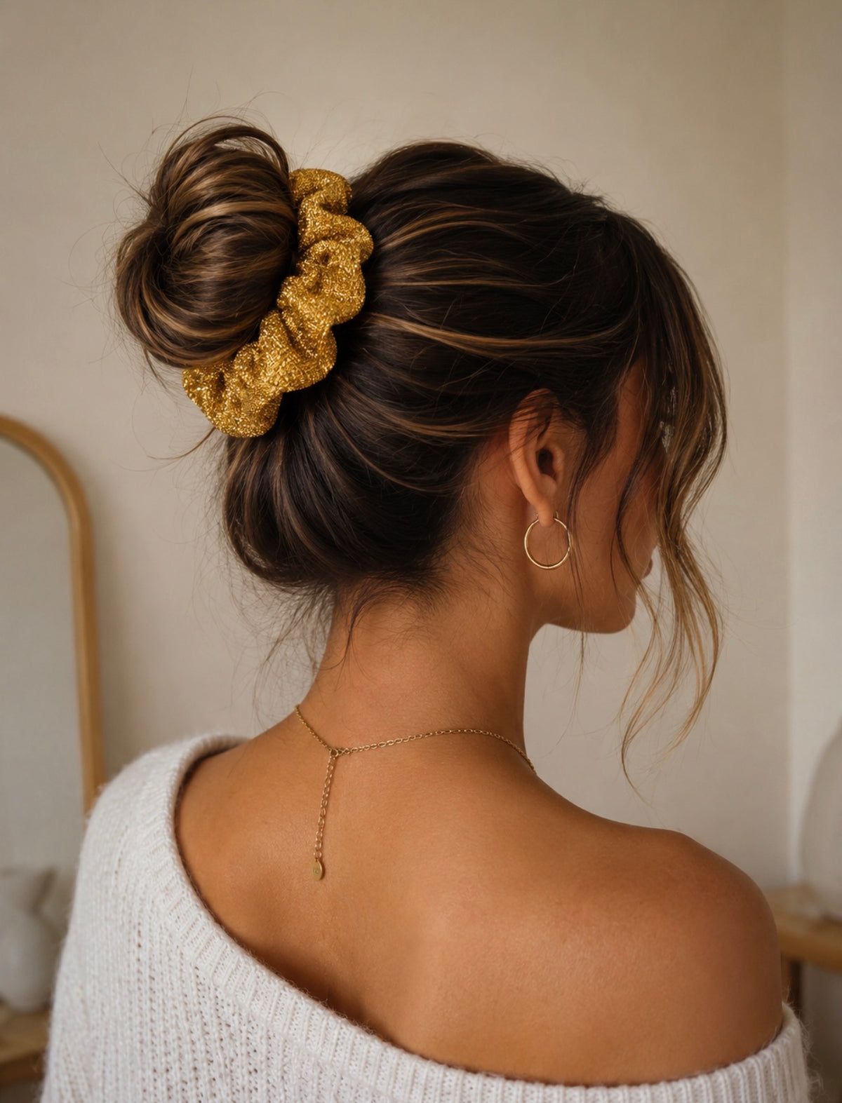 Chouchou jaune à paillettes porté dans un chignon