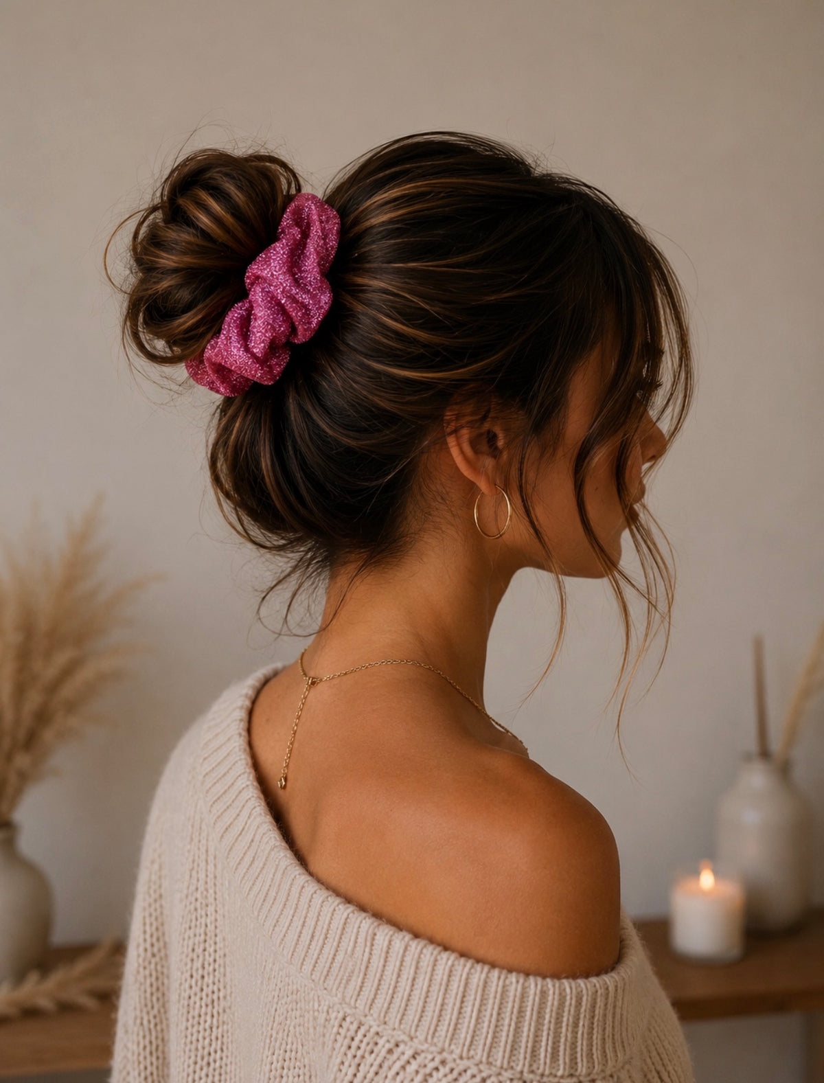 Chouchou rose à paillettes porté dans un chignon