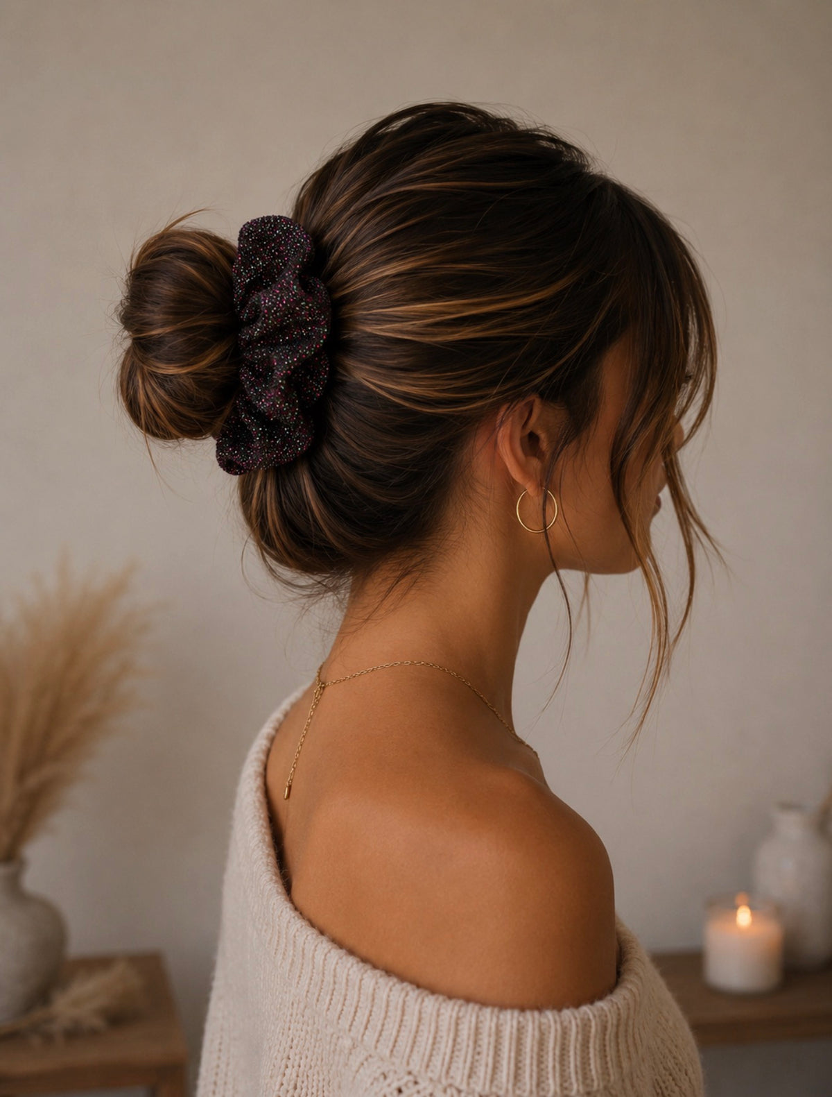 Chouchou noir à paillettes porté dans un chignon