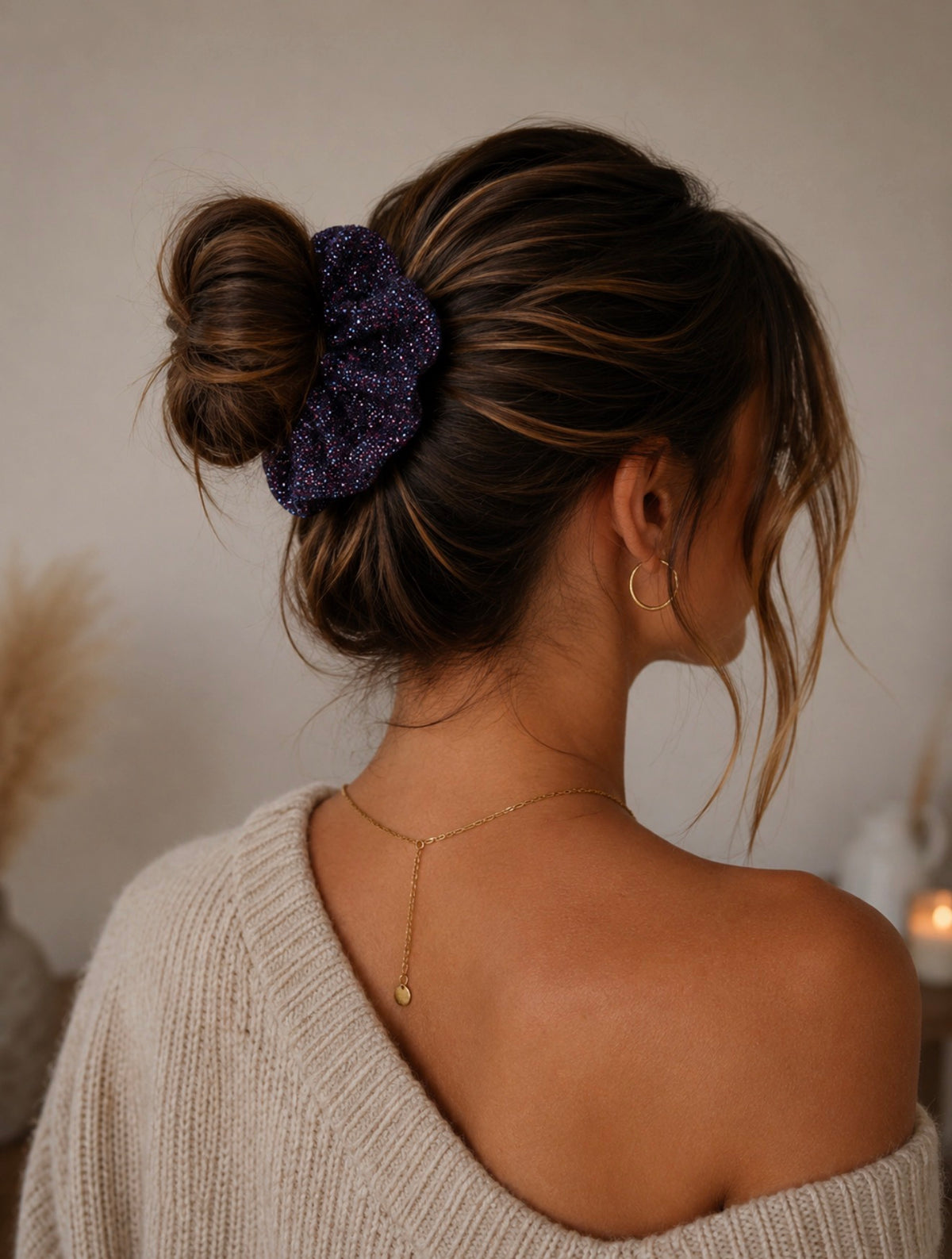 Chouchou bleu à paillettes porté dans un chignon