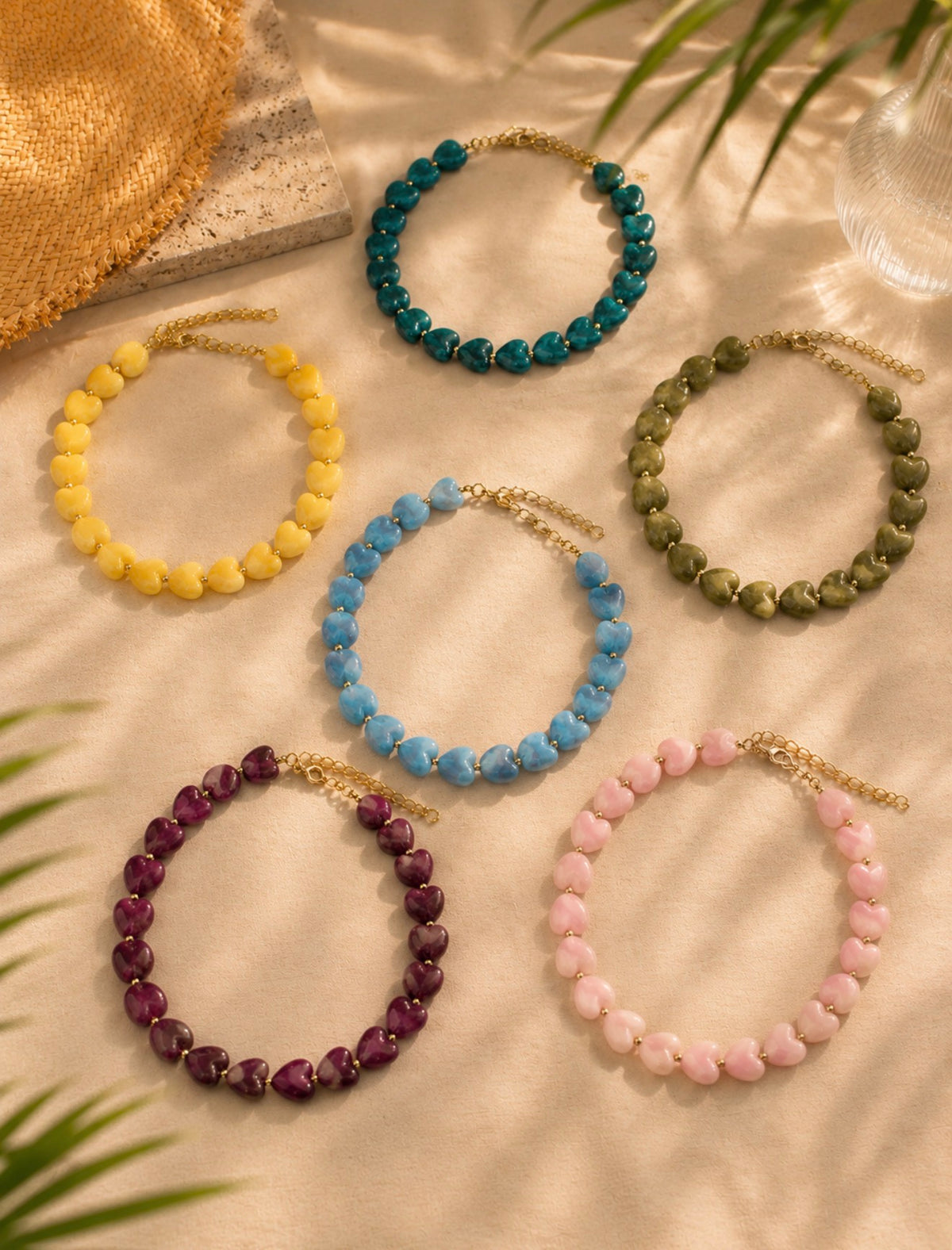 Colliers Ama en perles colorées disponibles en six coloris : turquoise, jaune, vert, bleu, violet et rose – LAU.THENTIK.