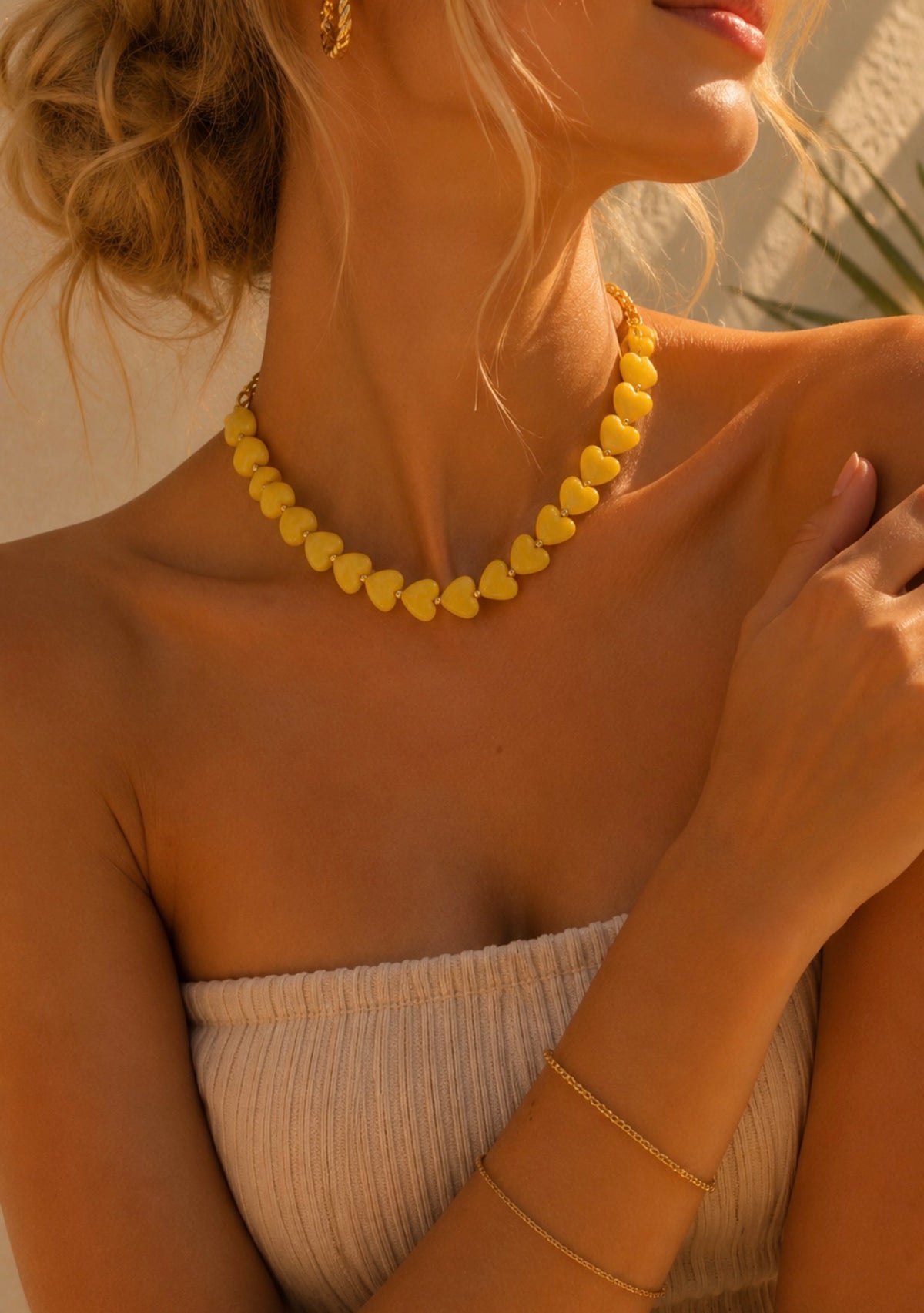 Collier Ama jaune en perles colorées porté par une femme avec un haut blanc. Bijou fantaisie tendance pour l'été signé LAU.THENTIK.