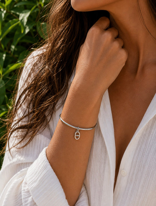 Jonc Océane – Bracelet argenté avec breloque maille marine