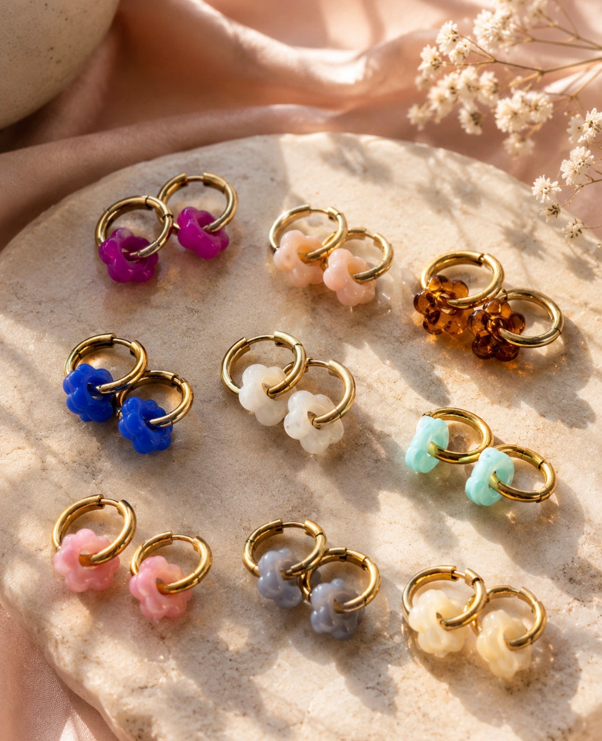 Boucles d'oreilles Aliénor, petites créoles dorées avec fleurs roses, bleues, blanches et autres coloris