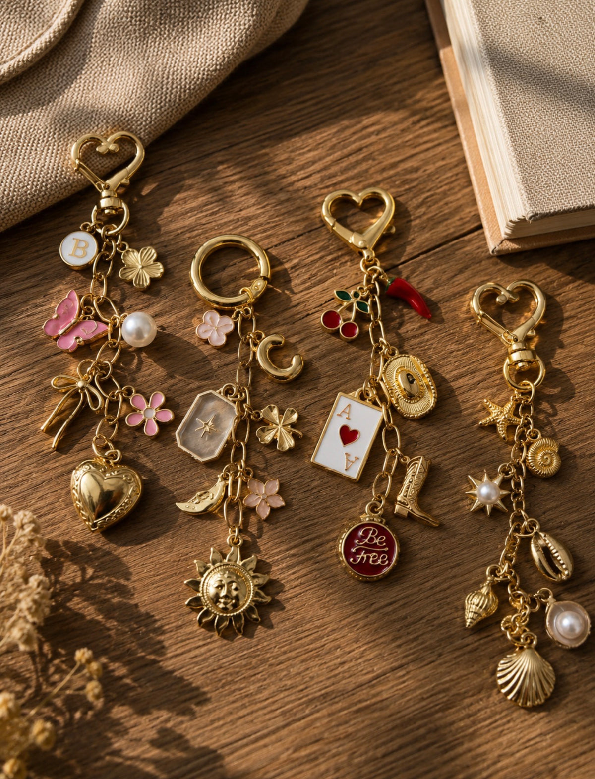 Porte-clés personnalisables dorés avec charms, fleurs, cœurs et pendentifs, assemblés à la main