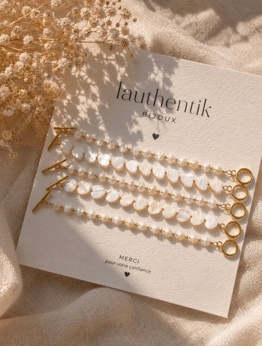 Bracelets Carmen en perles blanches nacrées avec finitions dorées, présentés sur une carte LAUTHENTIK