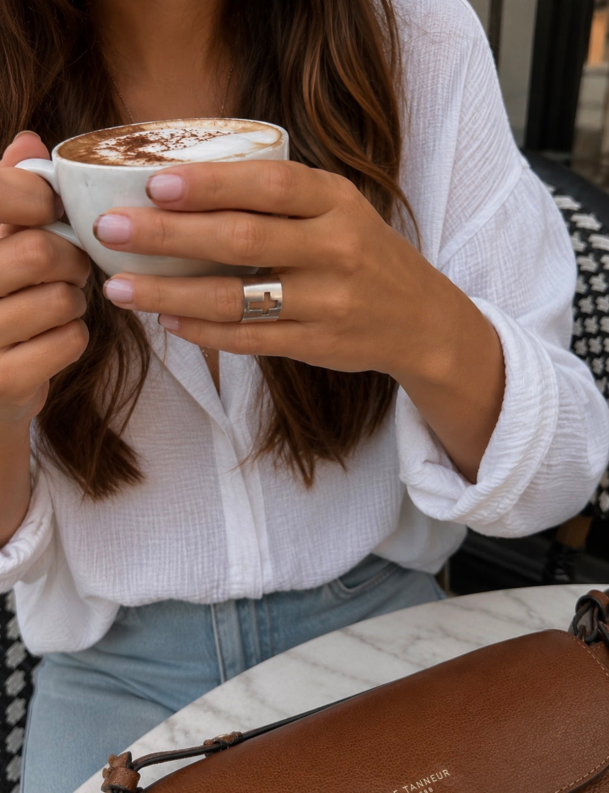 Bague large argentée pour femme portée à la main avec une tenue élégante – LAUTHENTIK