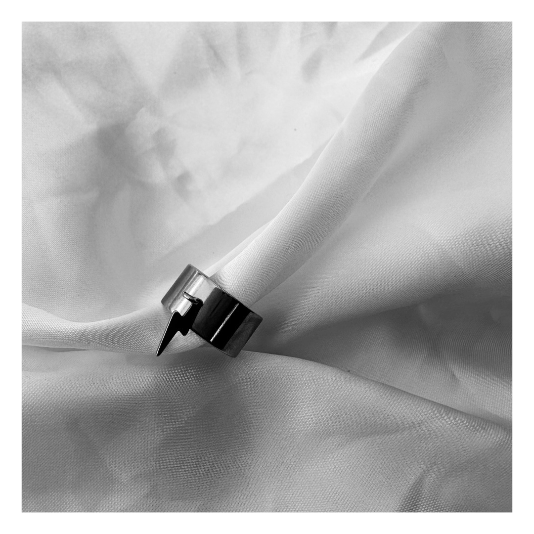 Bague Lou – Bague argentée à breloque en acier inoxydable