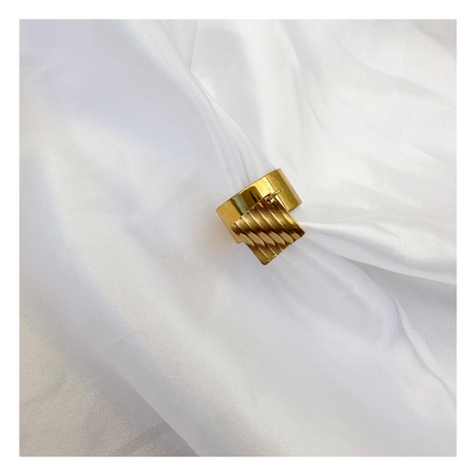 Bague Alicia – Bague dorée à breloque géométrique en acier inoxydable