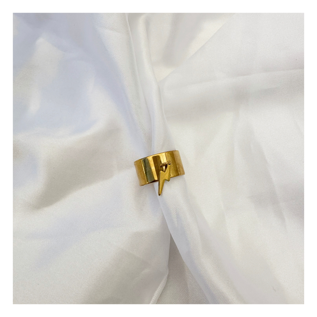 Bague Anna – Bague large dorée à breloque en acier inoxydable